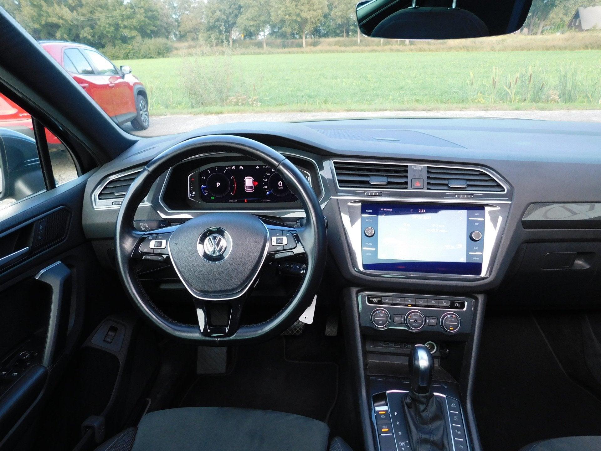 Volkswagen Tiguan 1.5 TSI/DSG Highline R-line, Camera, Panor, Auto's, Euro 6, Alcantara, Origineel Nederlands, Bedrijf