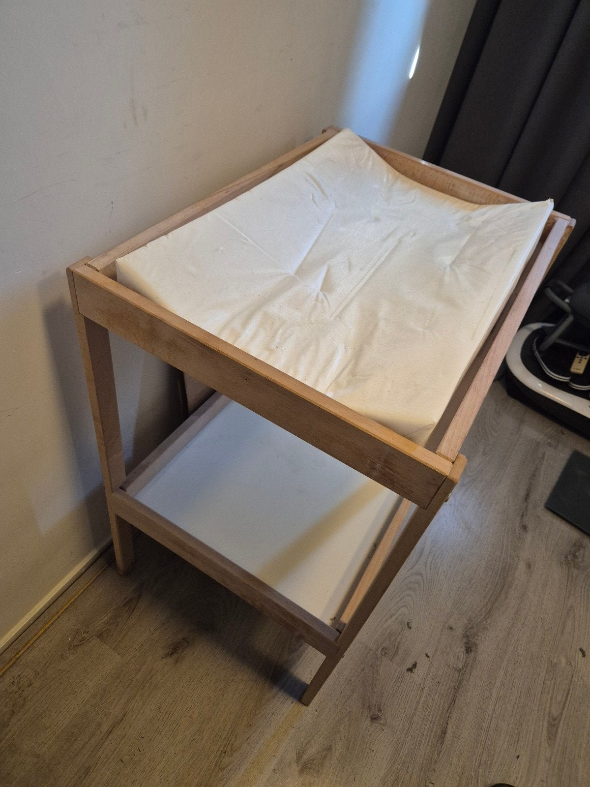 Houten Commode met Opstaande Rand en Opbergplank, Gebruikt, 50 tot 70 cm, Ophalen of Verzenden, 75 tot 100 cm