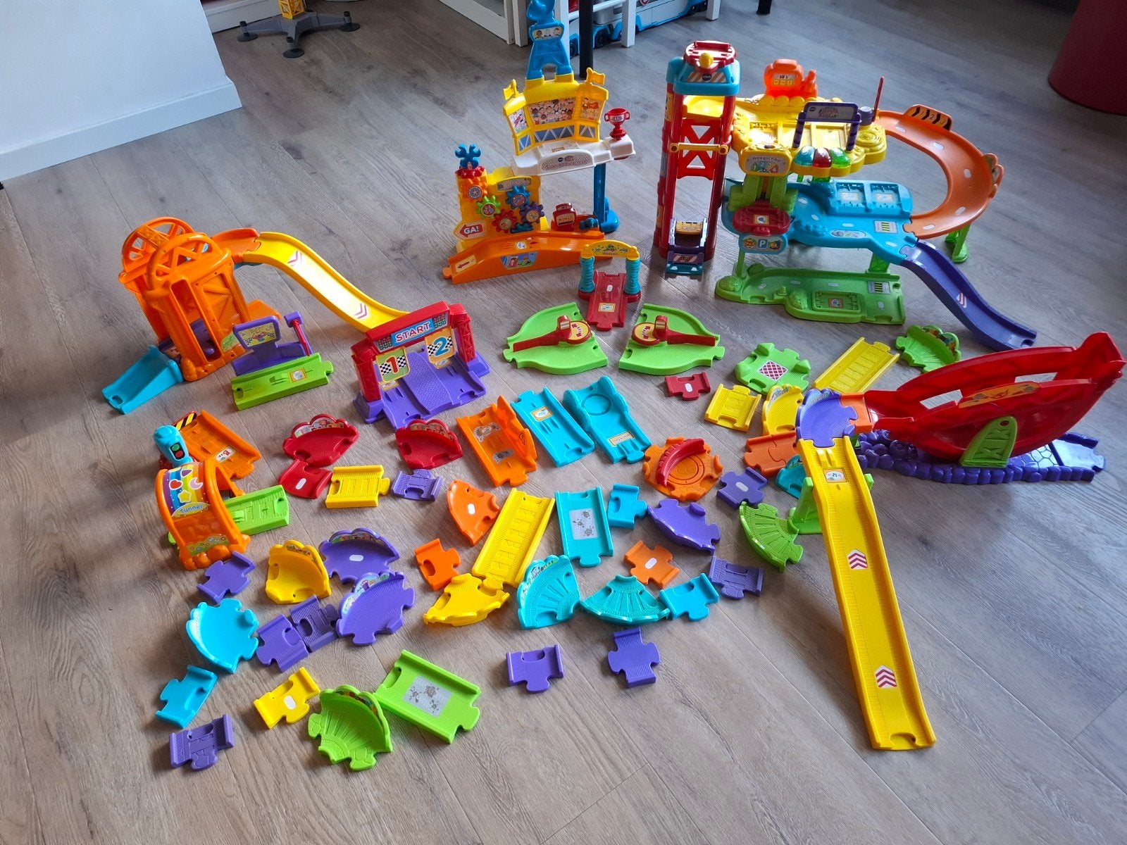 Grote Toet Toet Auto's set: Racebaan, Treinbaan & Garage, Ophalen, Gebruikt, 2 tot 4 jaar