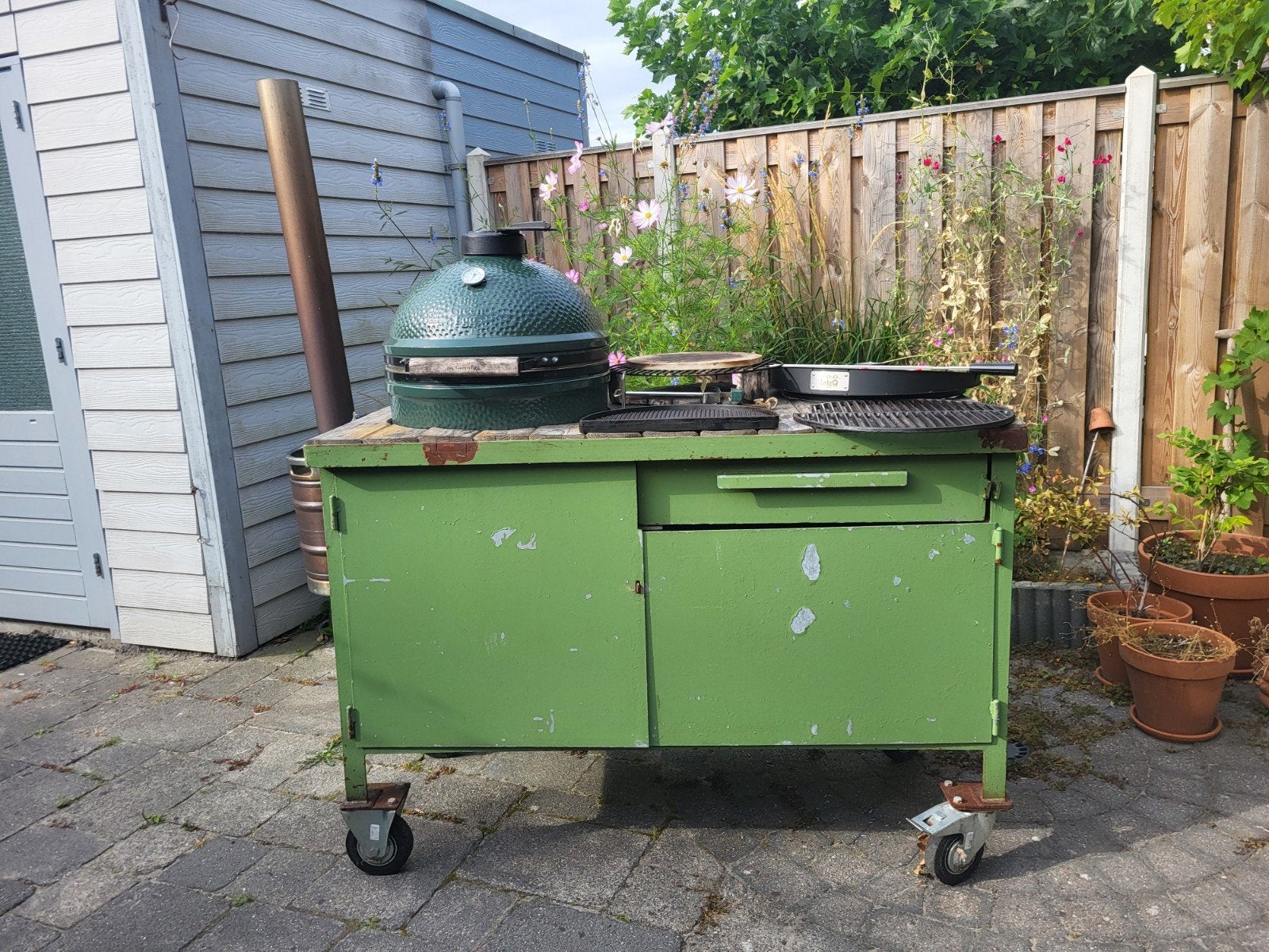Big Green Egg Large in vintage buitenkeuken + accessoires