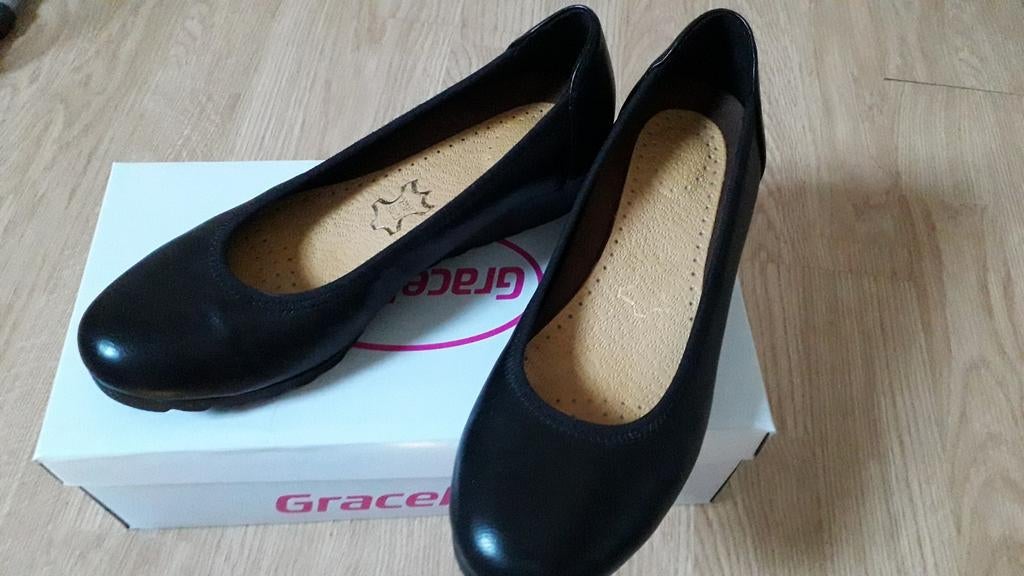 Nieuwe zwarte pump met sleehak mt 38, Ophalen of Verzenden, Nieuw, Zwart