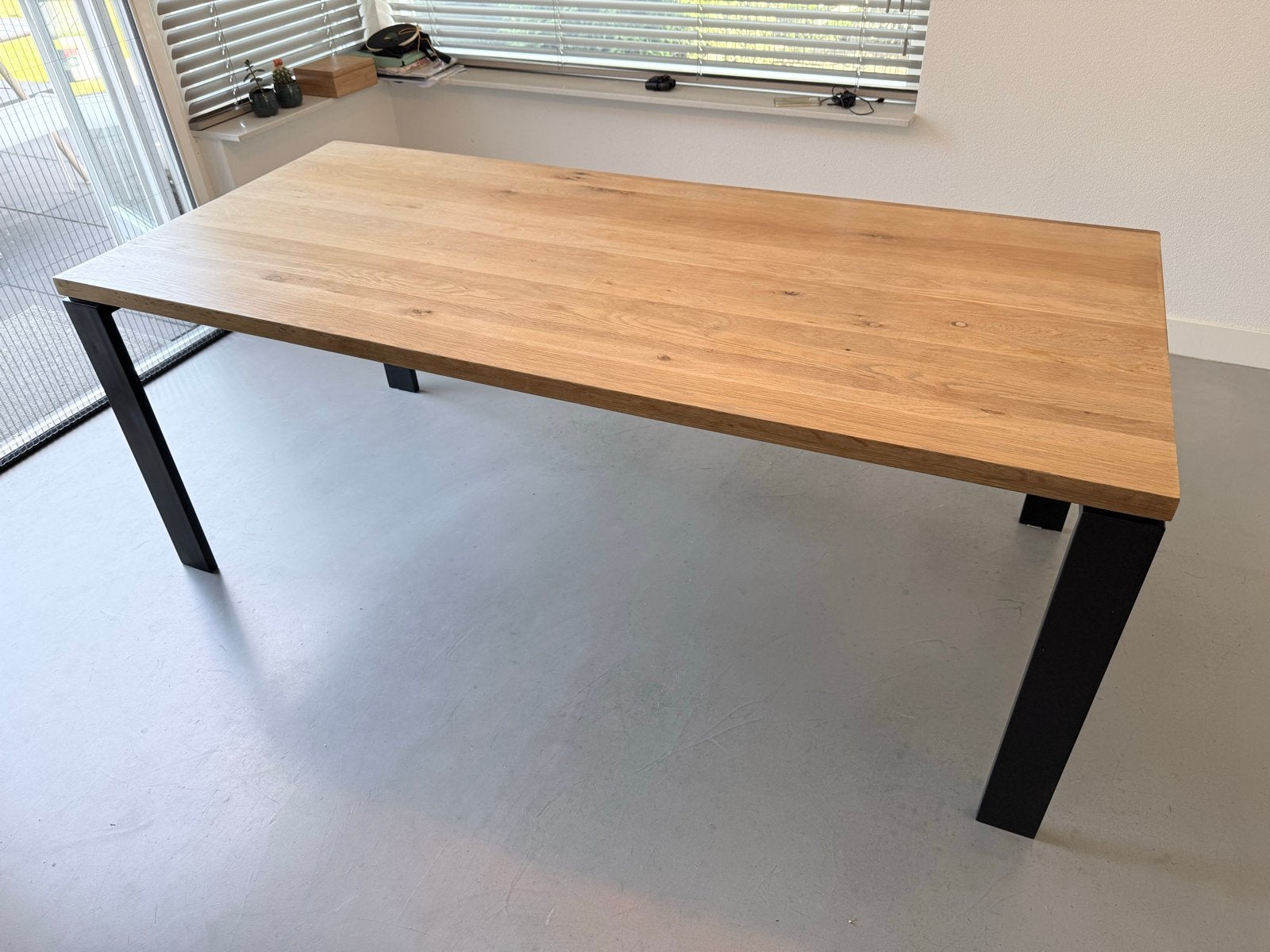 Eikenhouten eettafel met zwart metalen onderstel, Huis en Inrichting, Tafels | Eettafels, Ophalen, Eikenhout, 200 cm of meer, 50 tot 100 cm
