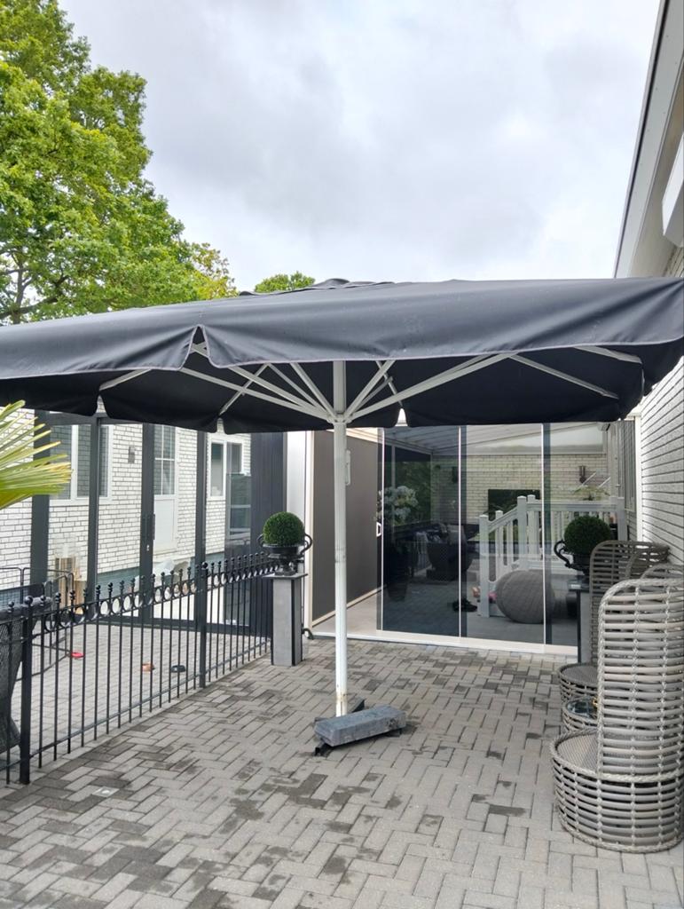 Grote zwarte parasol voor terras of tuin, Tuin en Terras, Parasols, Gebruikt, Stokparasol, 2 tot 3 meter, Ophalen of Verzenden