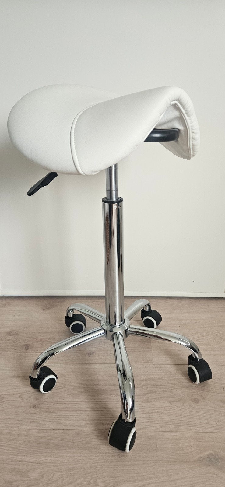 Zadelkruk / tabouret wit in hoogte verstelbaar, Ophalen, Zo goed als nieuw, Zwart, Bureaukruk