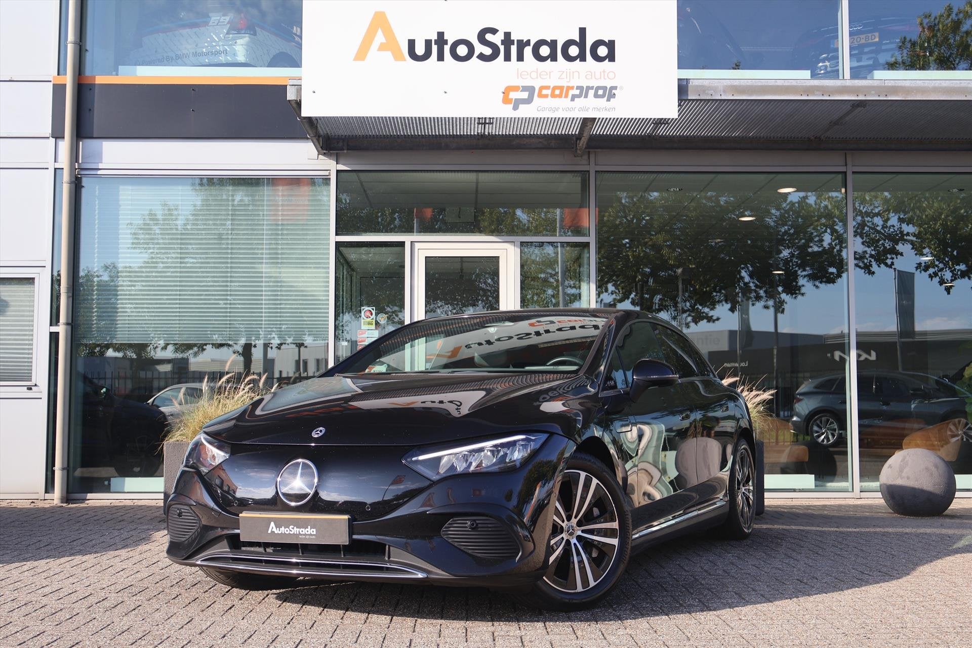 Mercedes Eqe 300 Luxury Line 245pk SoH 99% | Leder | Sfeer |, Automaat, Dealer onderhouden, Gebruikt, Met garantie (alle)