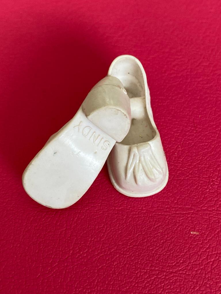 Vintage Sindy Pedigree 80 s witte lelie schoenen niet Barbie, Ophalen of Verzenden, Zo goed als nieuw