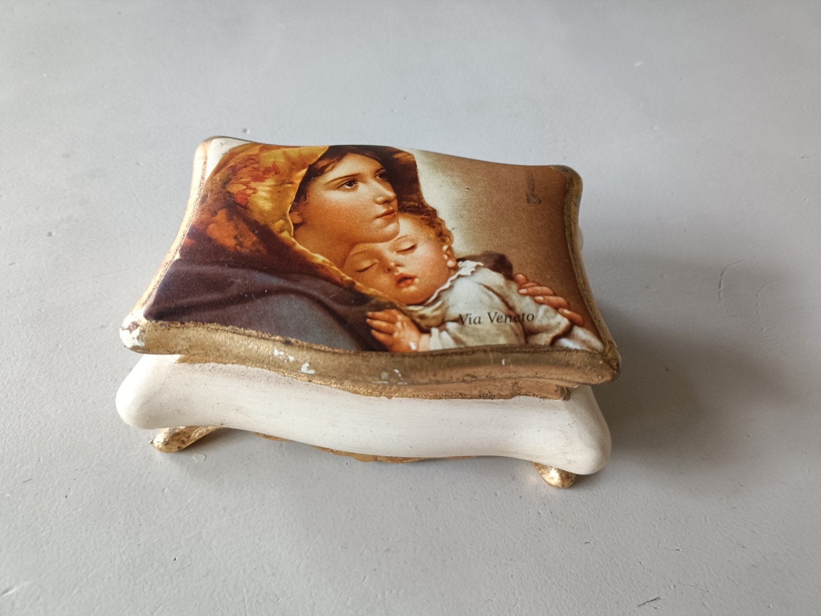 Stenen kistje met afbeelding moeder + kind, Ophalen of Verzenden, Gebruikt, Minder dan 50 cm