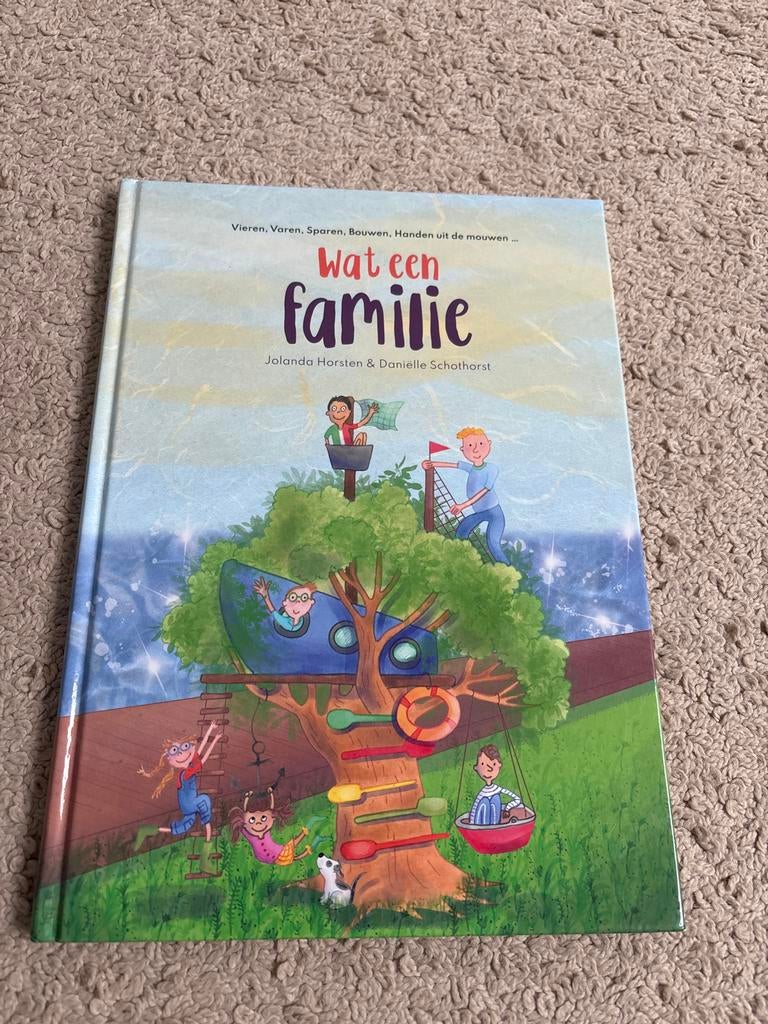 Wat een Familie, Boeken, Kinderboeken | Jeugd | onder 10 jaar, Zo goed als nieuw, Fictie algemeen, Ophalen of Verzenden