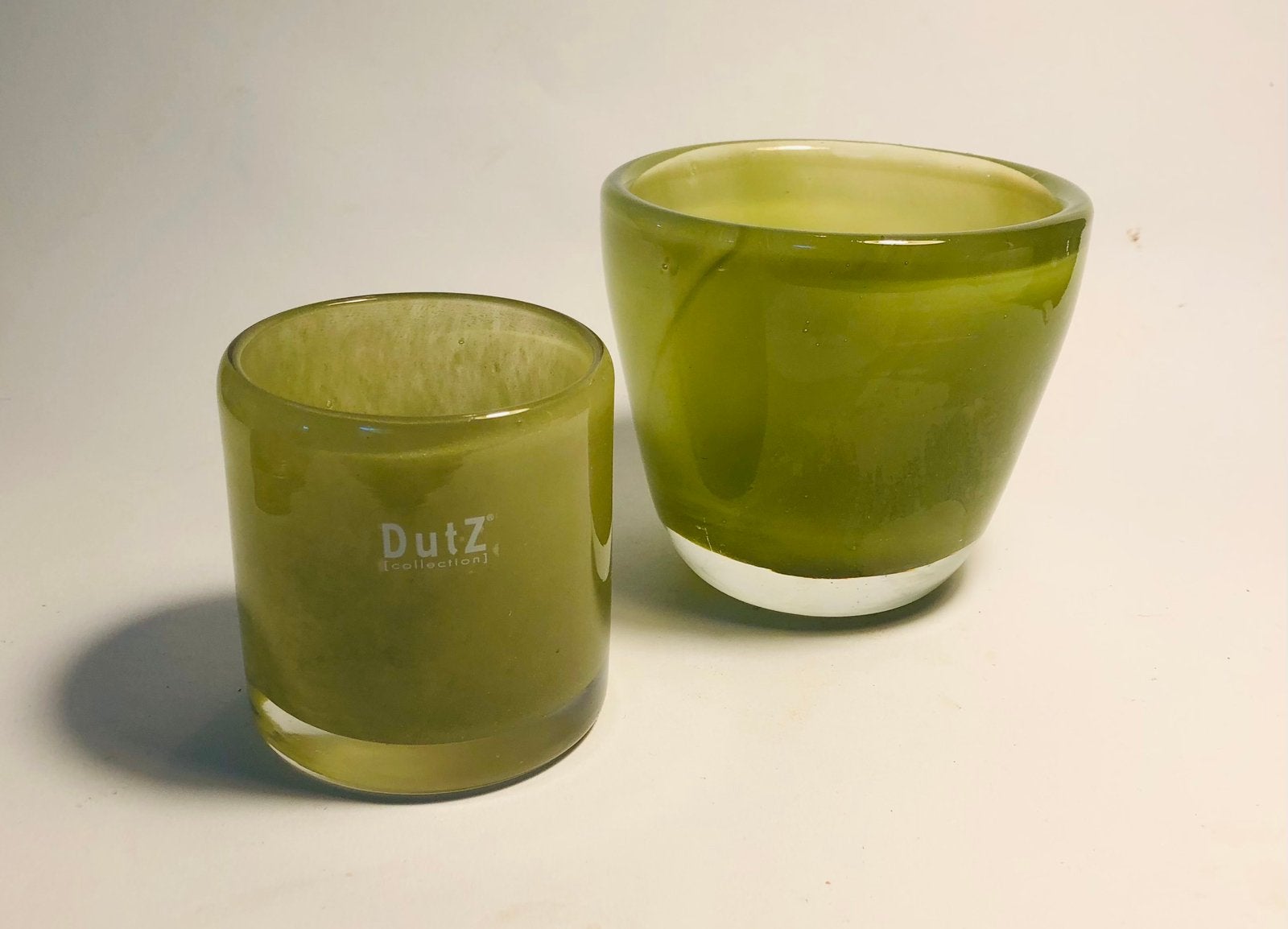 Een theelichthouder van DutZ en een plantenpotje, groen glas, Ophalen of Verzenden, Groen, Overige materialen, Minder dan 25 cm