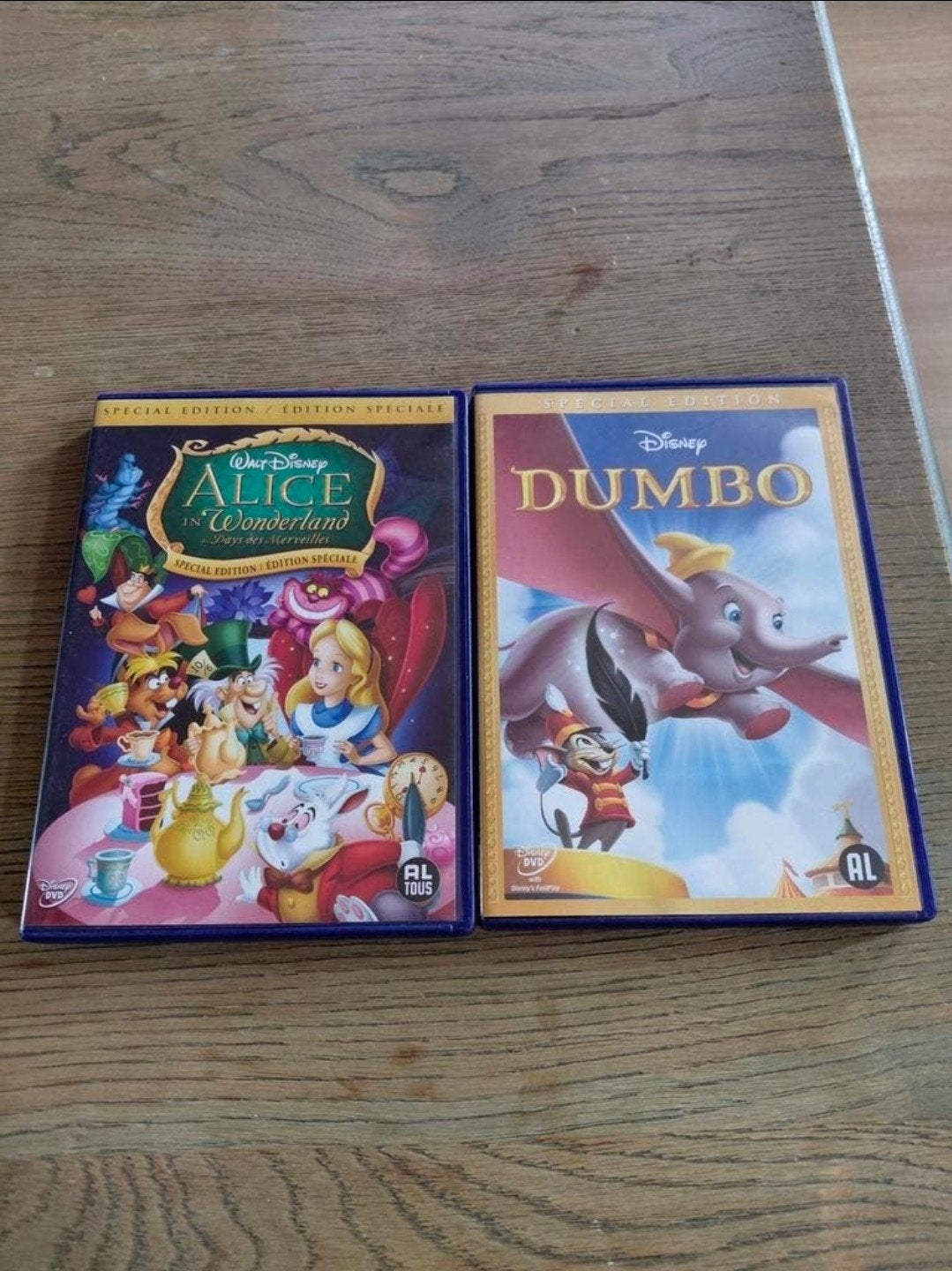 Disney dvd's Alice in Wonderland & Dumbo rugnummers 4 & 13., Tekenfilm, Ophalen of Verzenden, Zo goed als nieuw, Alle leeftijden