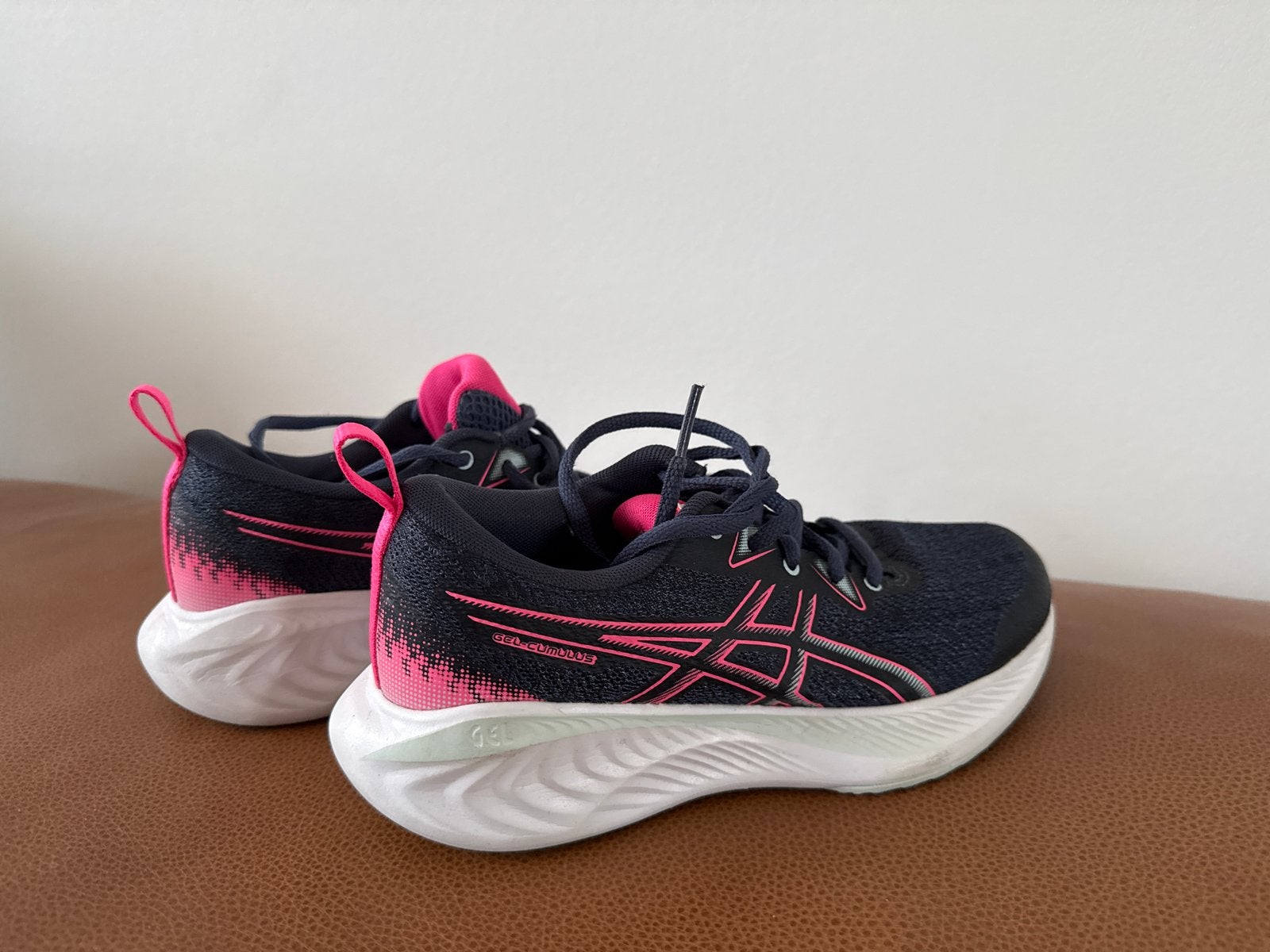 ASICS Gel-Cumulus 23 hardloopschoenen - Maat 34.5, Kleding | Dames, Ophalen, Gedragen, Zwart, Sportschoenen