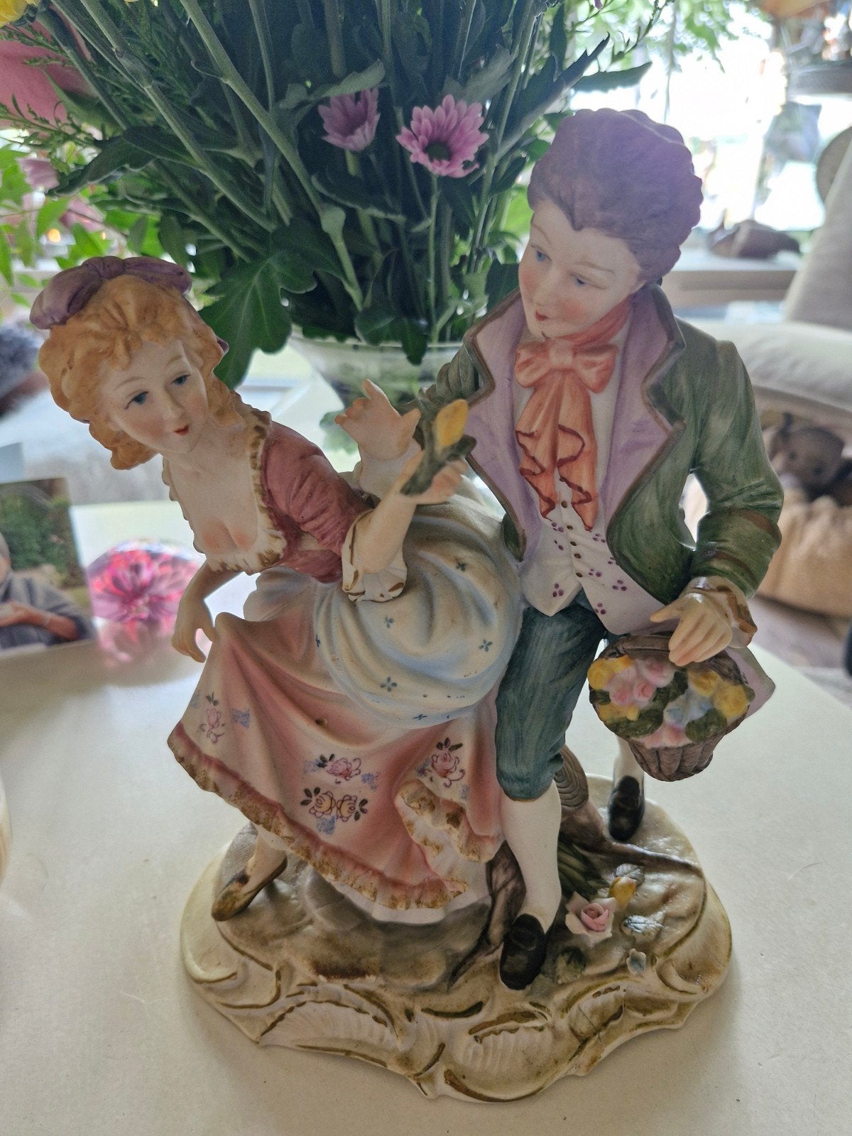 Groot Biscuit Porseleinen Beeld: Flirtend Stel, Ophalen of Verzenden