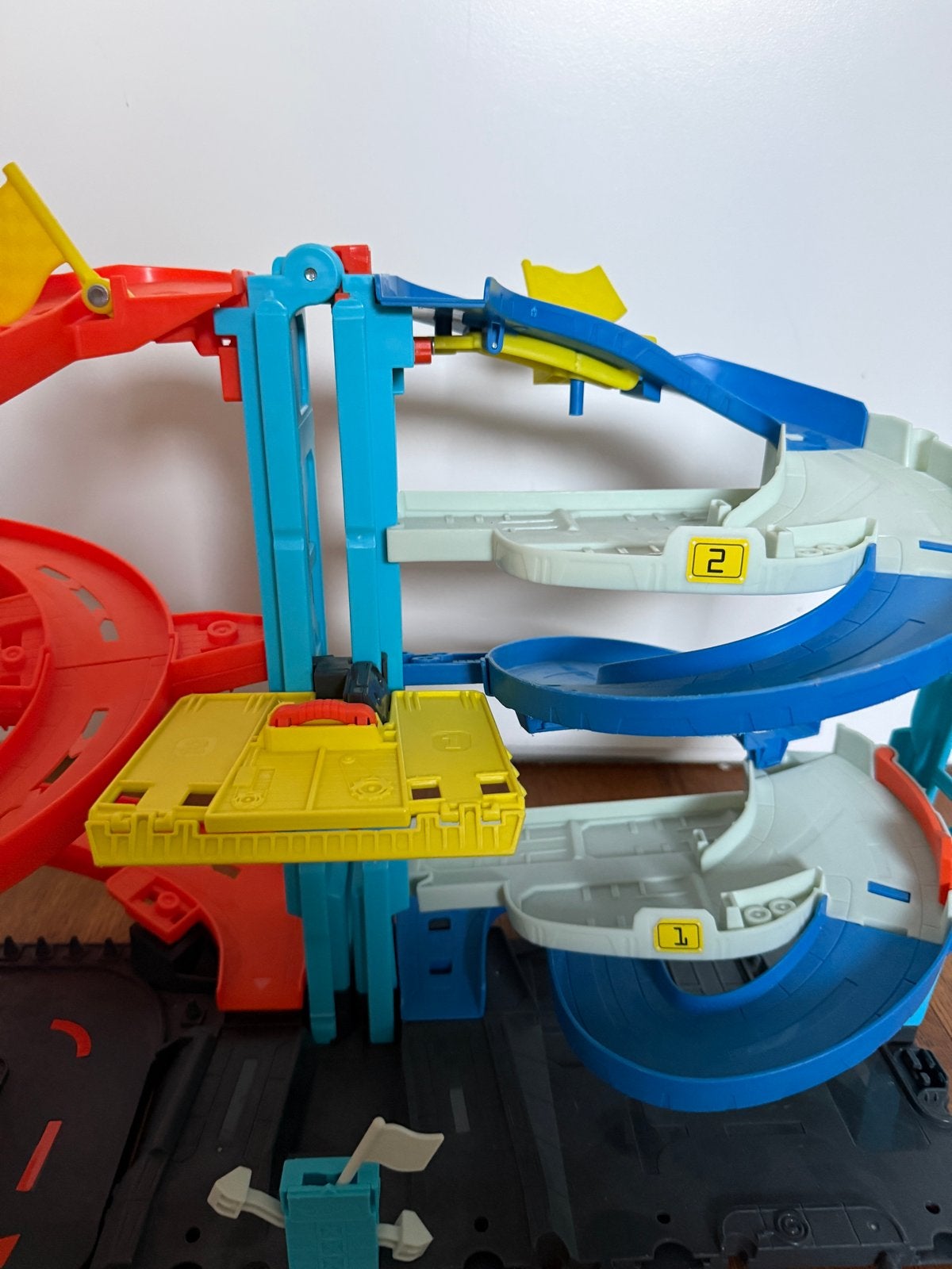 Hot Wheels Racebaan - Grote Garage met Spiraal en Lift, Racebaan, Ophalen of Verzenden, Zo goed als nieuw, Hot Wheels