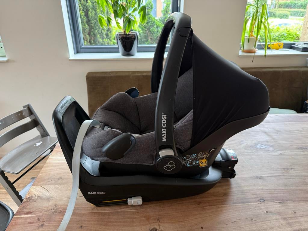 Maxi-Cosi i-Size met Verkleiner en isofix Base, Ophalen, Autogordel of Isofix, Slaapstand, Zo goed als nieuw