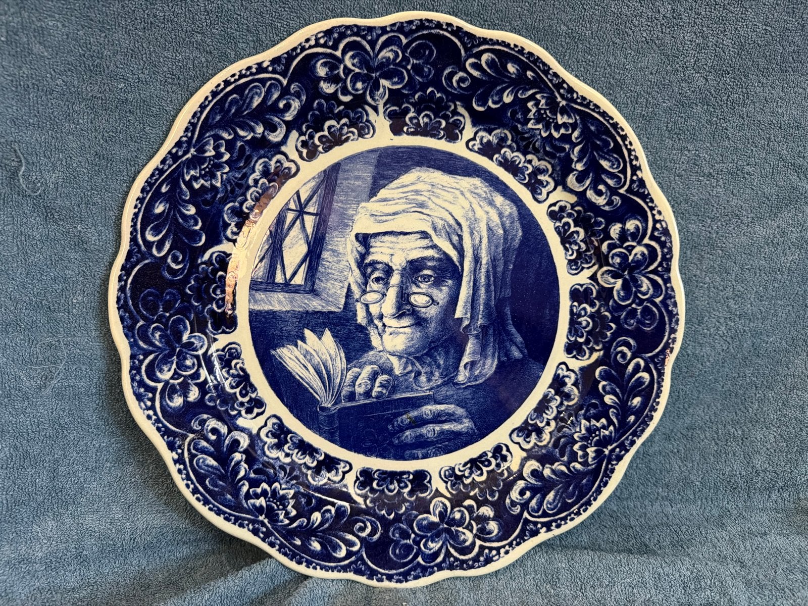 Antiek Boch Frères Delft groot Wandbord - Lezende Vrouw, Antiek en Kunst, Ophalen of Verzenden