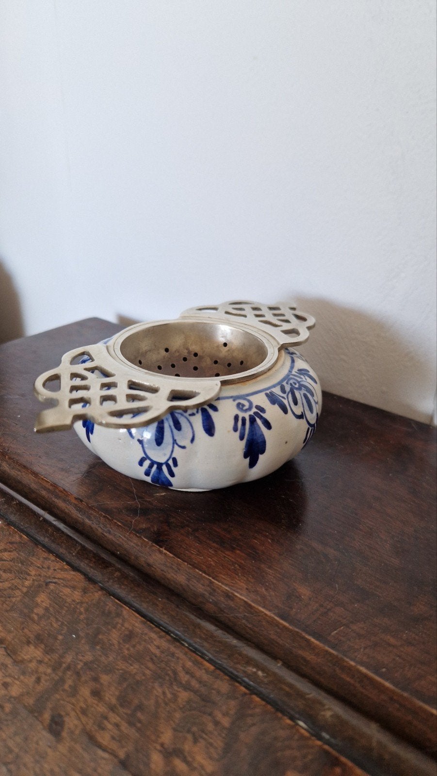 Antieke theezeef Delfts Blauw met messing houder, Ophalen of Verzenden