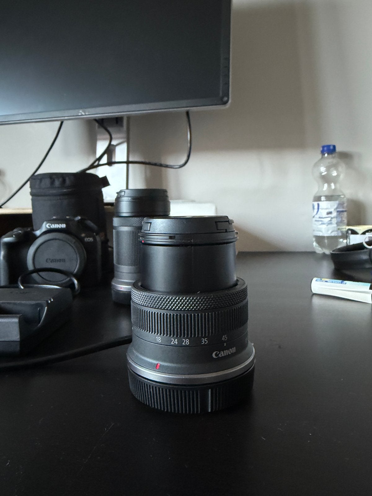 Foto 9 van Canon EOS R100 Systeemcamera met 2 lenzen en accessoires