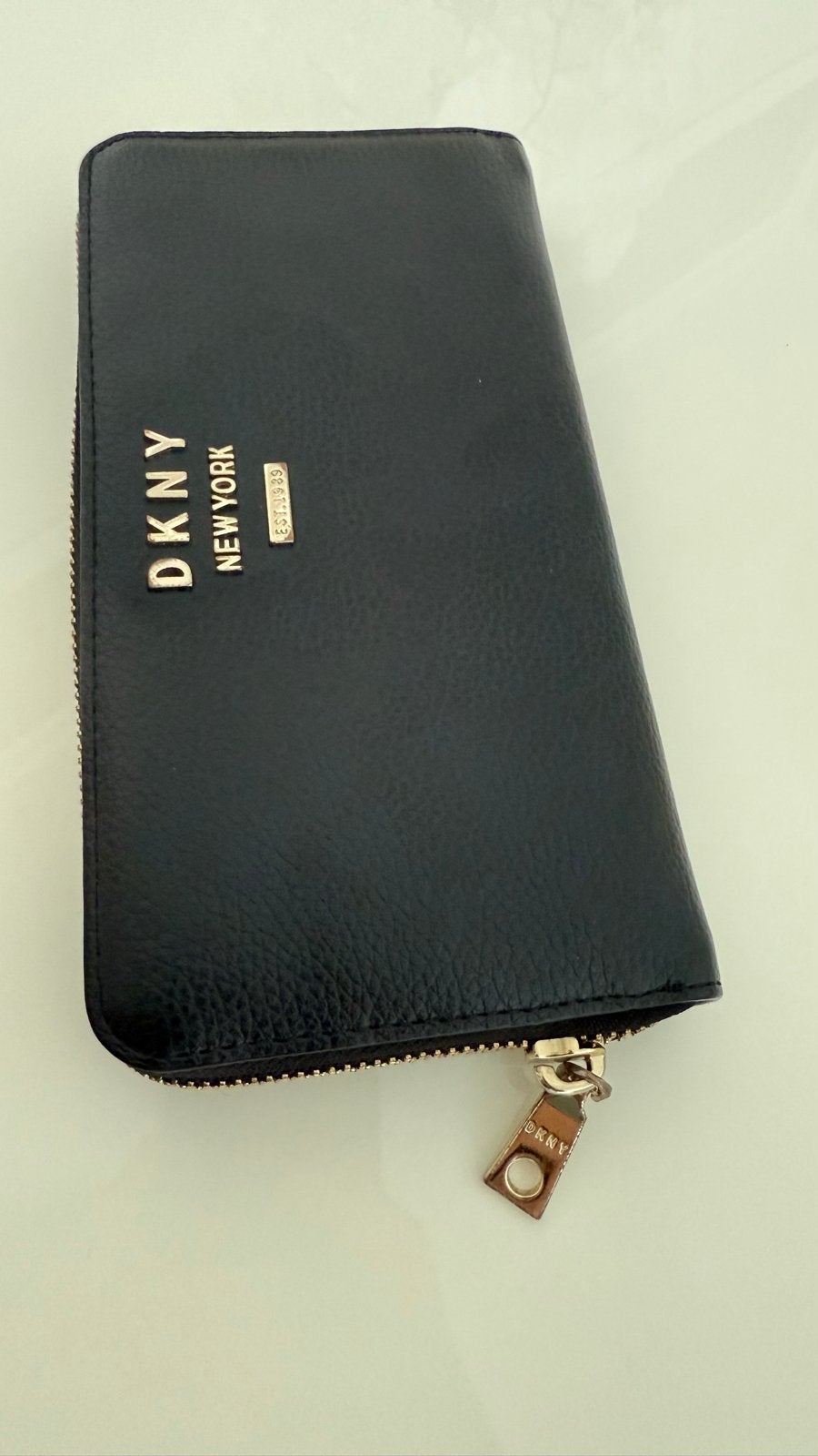 DKNY Portemonnee - Zo goed als nieuw, Sieraden, Tassen en Uiterlijk, Portemonnees, Ophalen of Verzenden, Zo goed als nieuw, Zwart