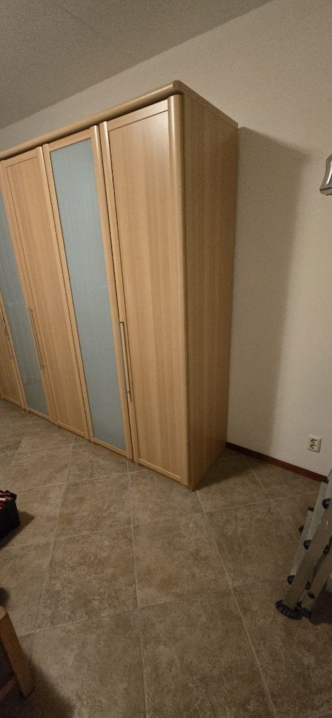 Grote kleerkast, Ophalen, Met deur(en), Gebruikt, 200 cm of meer