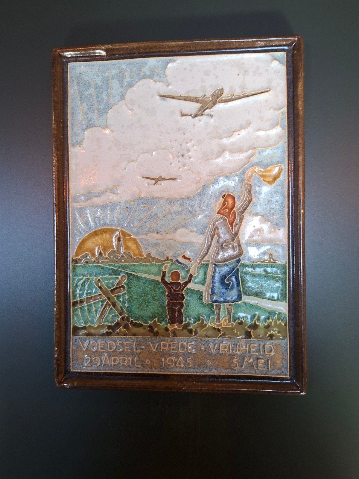 Keramiek plaquette 'Voedsel Vrede Vrijheid, Antiek en Kunst, Verzenden