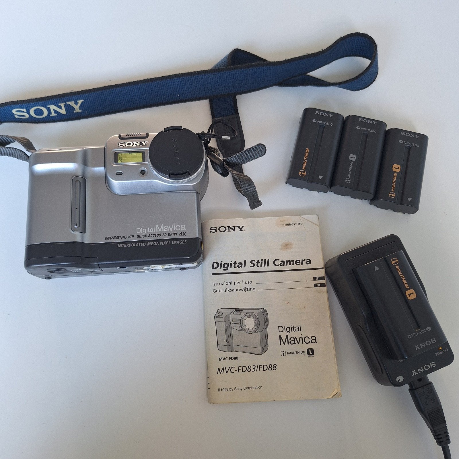 Sony Digital Mavica MVC-FD88 met accessoires, Ingebouwde flitser, Ophalen of Verzenden, Compactcamera, 4 t/m 7 keer