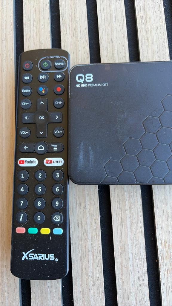 Q8  4K UHD OTT plus afstandbeding, Ophalen of Verzenden, Zo goed als nieuw