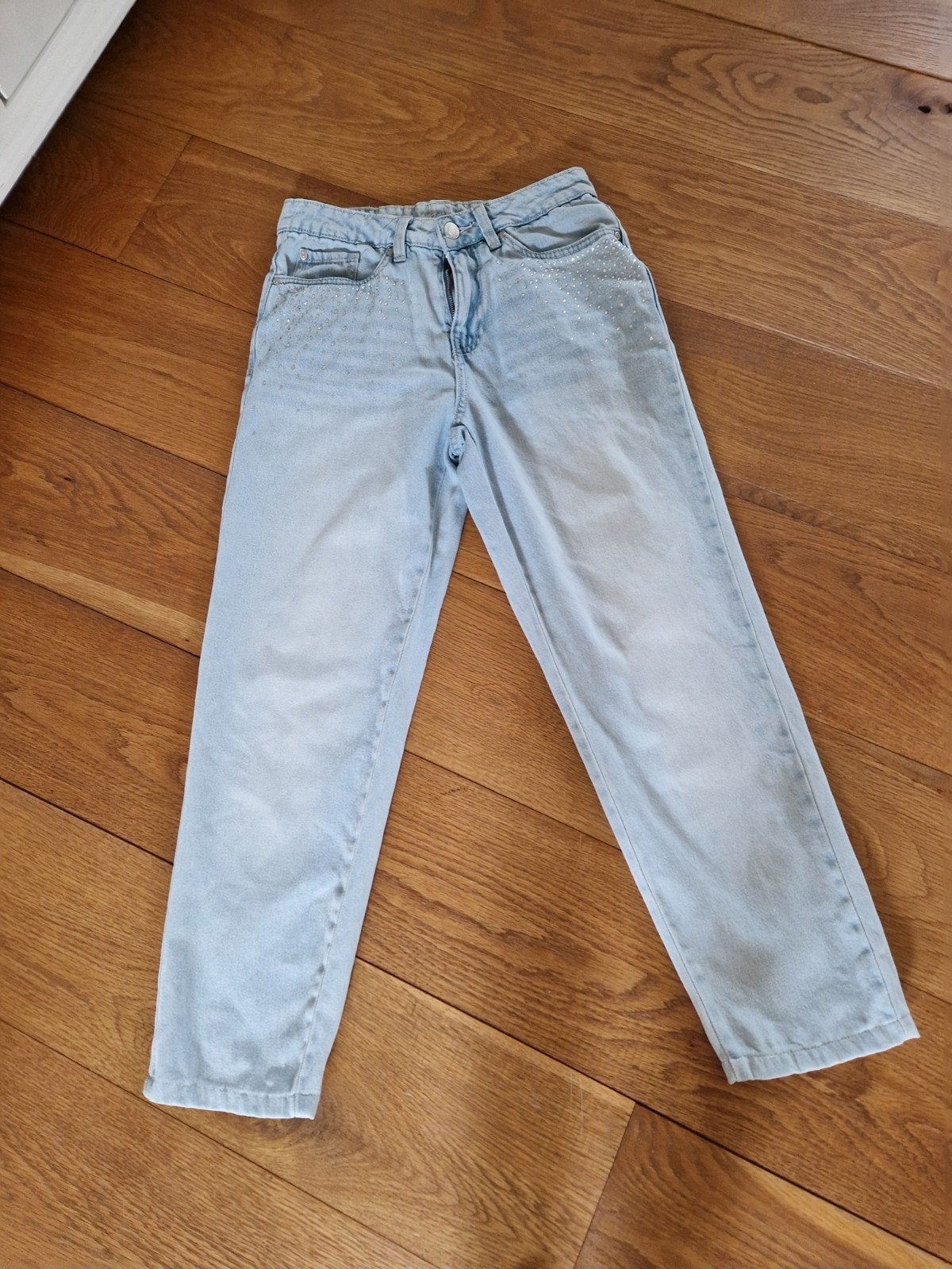 Lichtblauwe jeans met steentjes, Ophalen of Verzenden, Zo goed als nieuw, Blauw, Overige jeansmaten