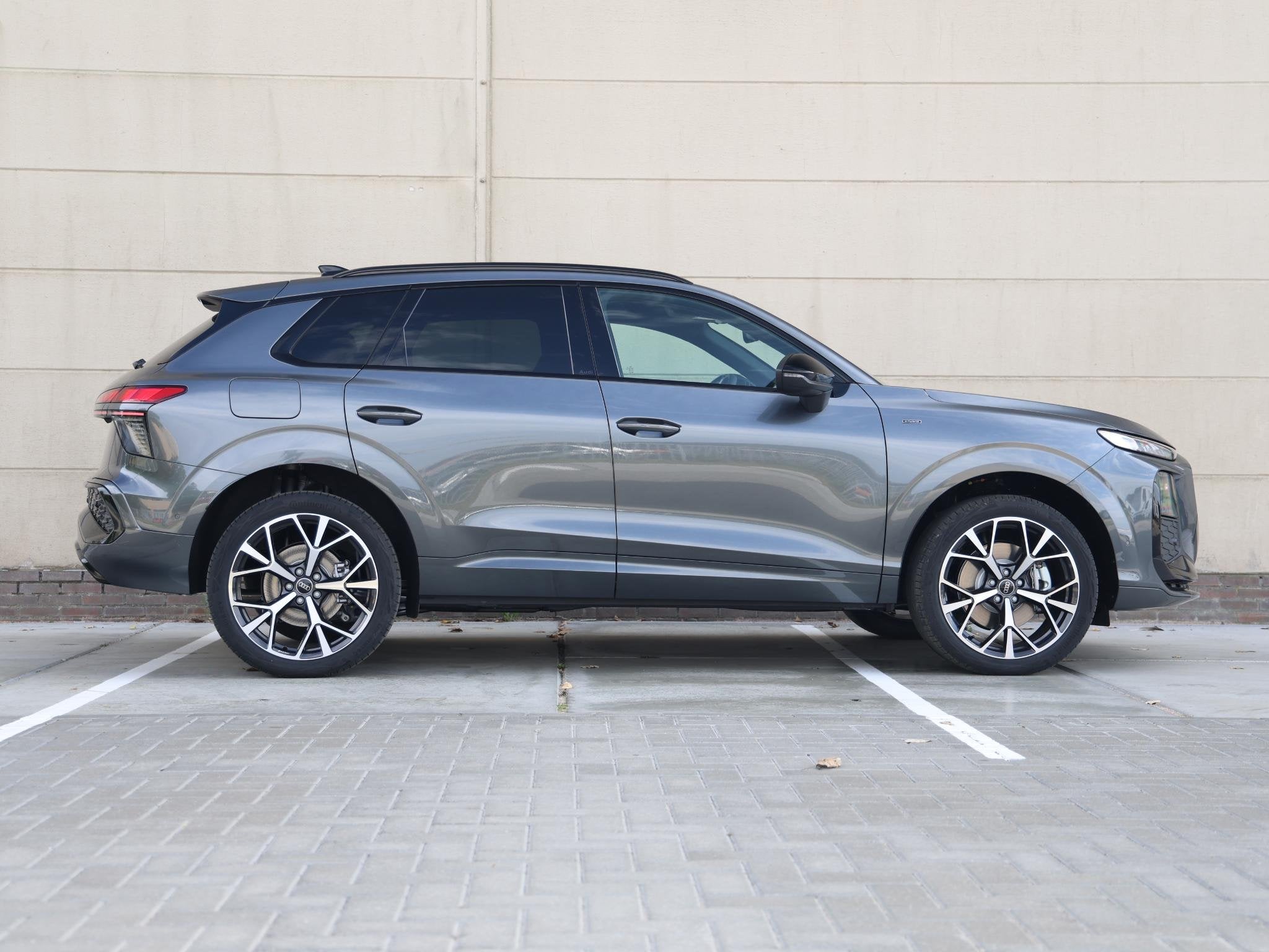 Audi Q3 S edition e-hybrid 272 PK SUV | Trekhaak | Tech plus, Auto's, Audi, 1800 kg, 1498 cc, 4 cilinders, 150 min