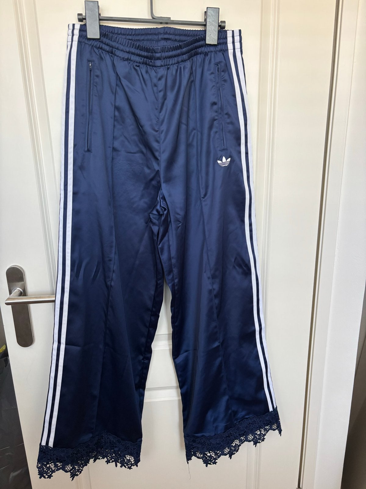 Adidas satijnen broek met kant, maat L, Maat 42/44 (L), Zo goed als nieuw, Driekwart, Verzenden