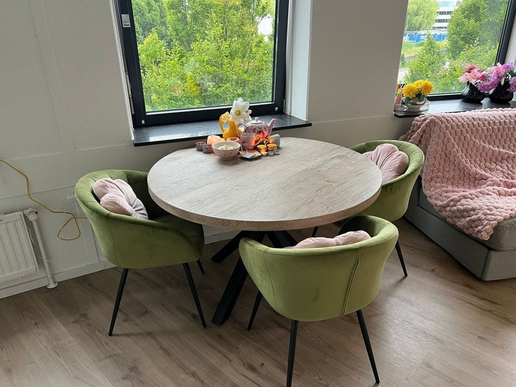Ronde Eettafel + 3 Velvet Stoelen + Poef | Kwantum | €325, Ophalen, Zo goed als nieuw, Minimalistisch, Minder dan 4 stoelen