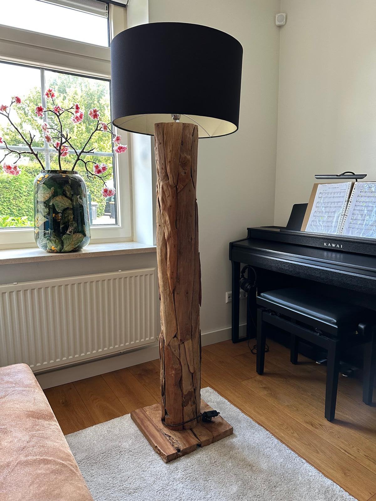 Robuuste houten staande lamp, Huis en Inrichting, Lampen | Vloerlampen, Ophalen, Zo goed als nieuw, Hout, 150 tot 200 cm