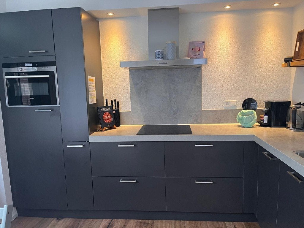 Moderne hoekkeuken in antraciet – compleet GEDEMONTEERD, Hoekkeuken, Ophalen of Verzenden, Zo goed als nieuw, Kunststof
