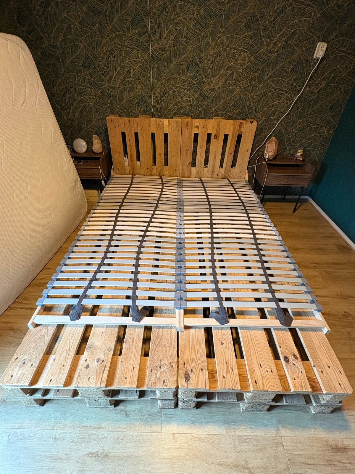 Pallet bed met lattenbodems en hoofdbord, Huis en Inrichting, Ophalen, Gebruikt, Bruin, Tweepersoons