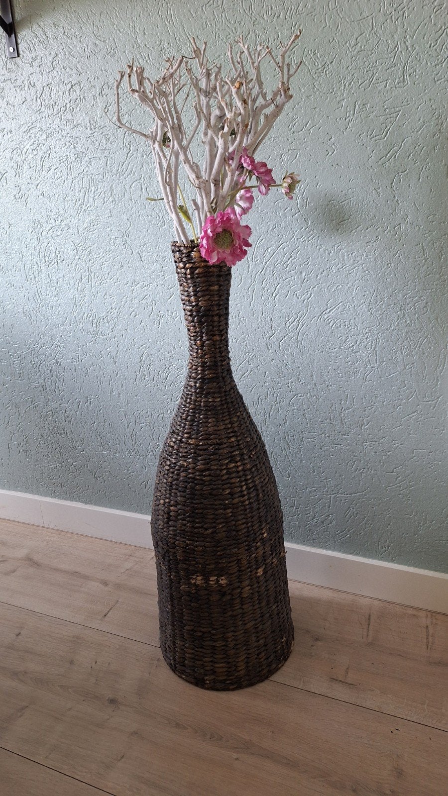 Grote rieten vaas met decoratieve takken en bloemen, Ophalen, Overige materialen, Gebruikt, Overige kleuren