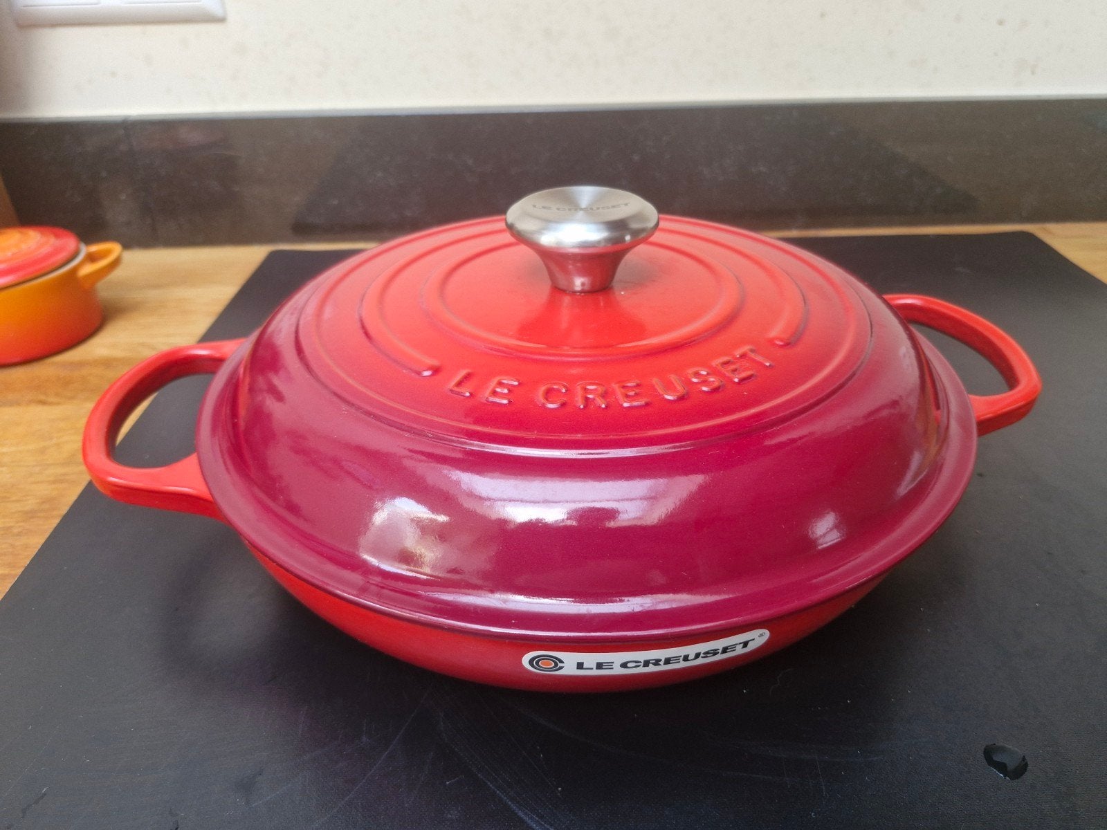 Le Creuset Campagnard 28cm 'Kersenrood', Huis en Inrichting, Keuken | Potten en Pannen, Nieuw, Le Creuset, Ophalen of Verzenden