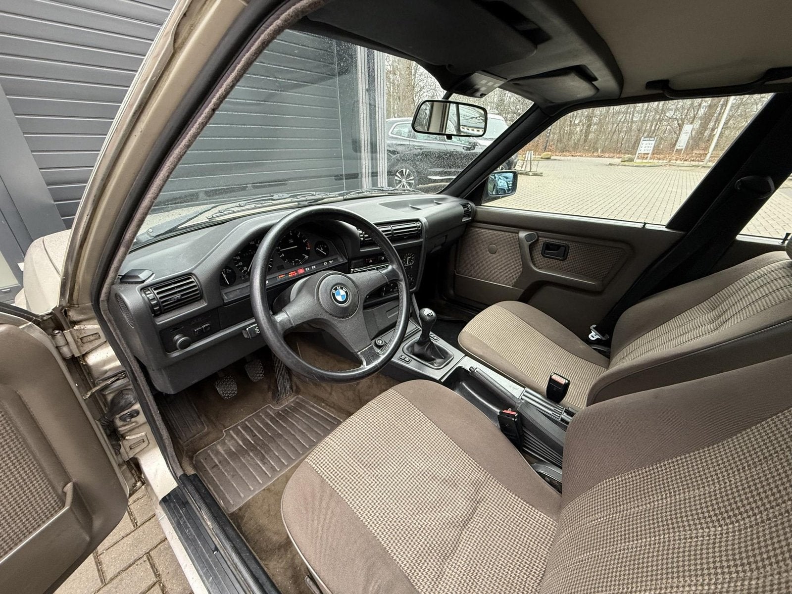 BMW 3 Serie 325i (bj 1985), Auto's, Stof, 2494 cc, Bedrijf, Handgeschakeld