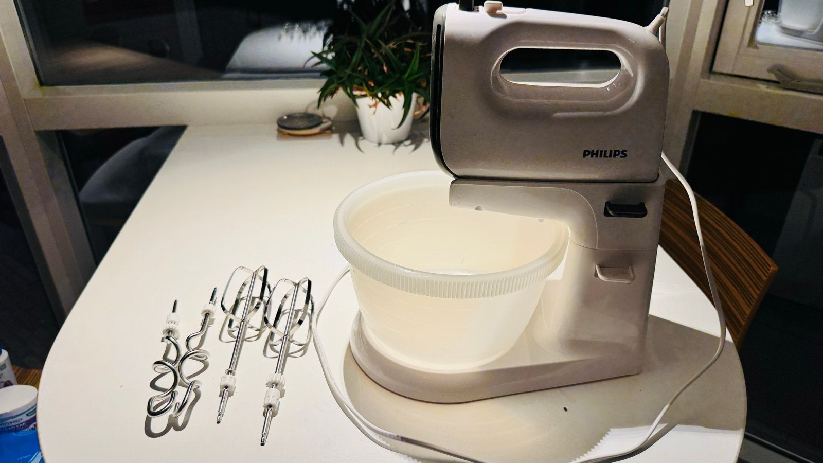 Philips HR3745/00/A Handmixer met standaard en kom, Witgoed en Apparatuur, Gebruikt, 3 snelheden of meer, Ophalen of Verzenden