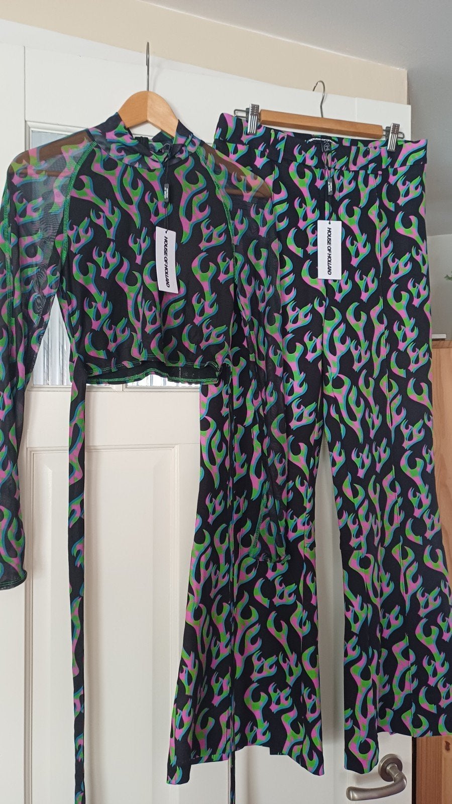 House of Holland Vlammen Print Set (Top & Broek), Kleding | Dames, Broeken en Pantalons, Nieuw, Maat 42/44 (L), Meerkleurig, Lang