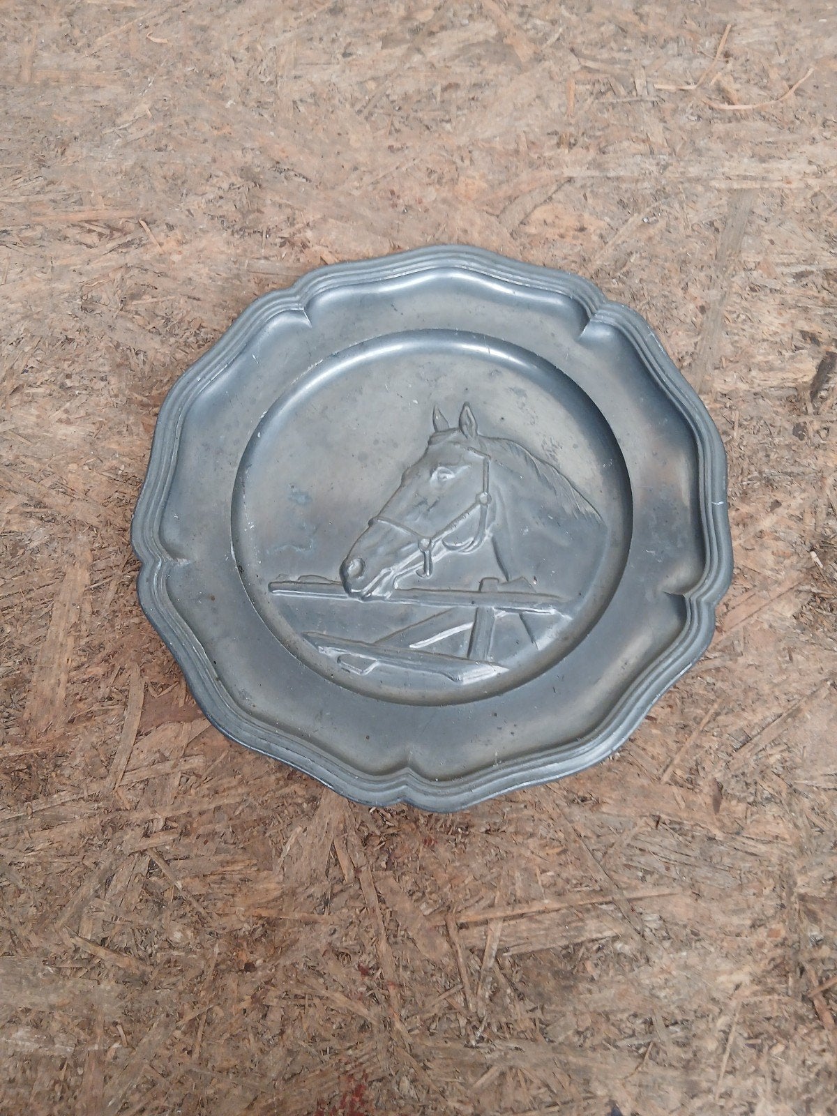 Vintage tinnen wandbord met paardenmotief - 23 cm, Antiek en Kunst, Antiek | Tin, Ophalen of Verzenden