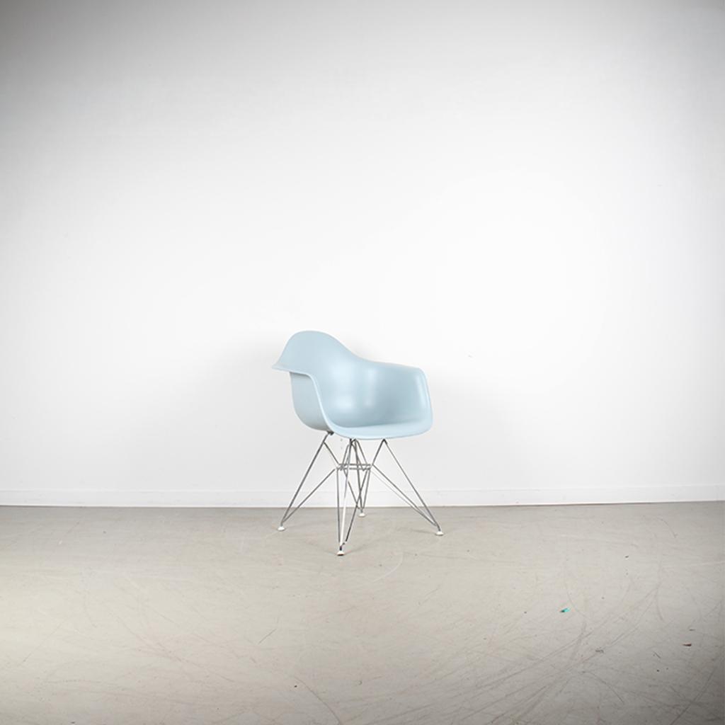1x Vitra Eames DAR Kuipstoel Baby Blue – Chroom