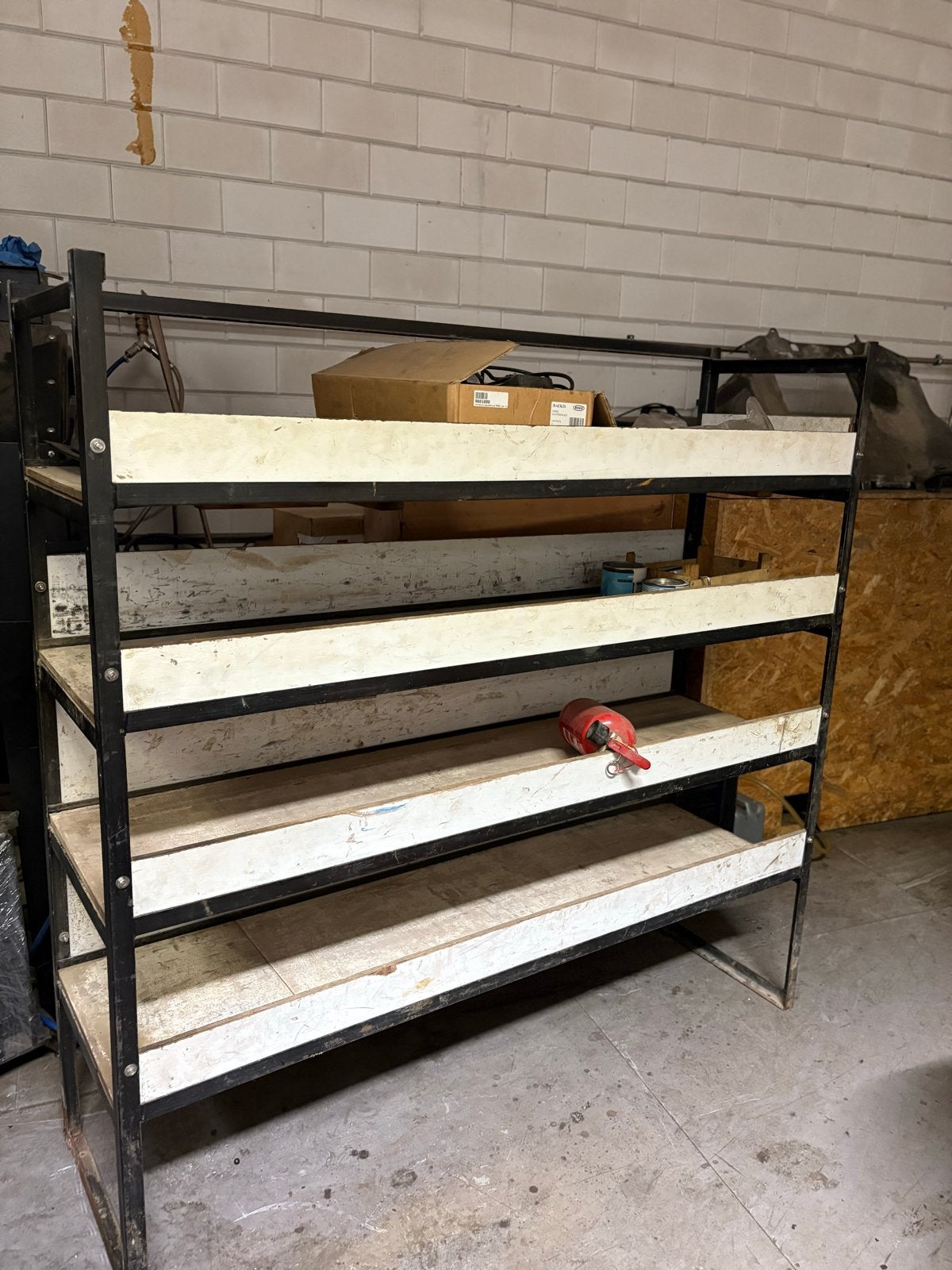 Stevig metalen rek met houten planken voor in werkbus, Ophalen, Gebruikt