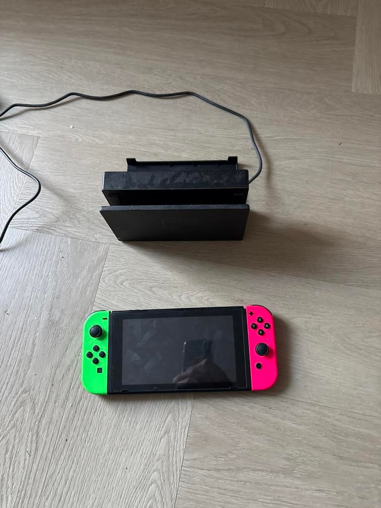 Nintendo Switch met Dock - Neon Rood/Blauw Joy-Cons, Ophalen, Gebruikt, Overige genres, Eén computer