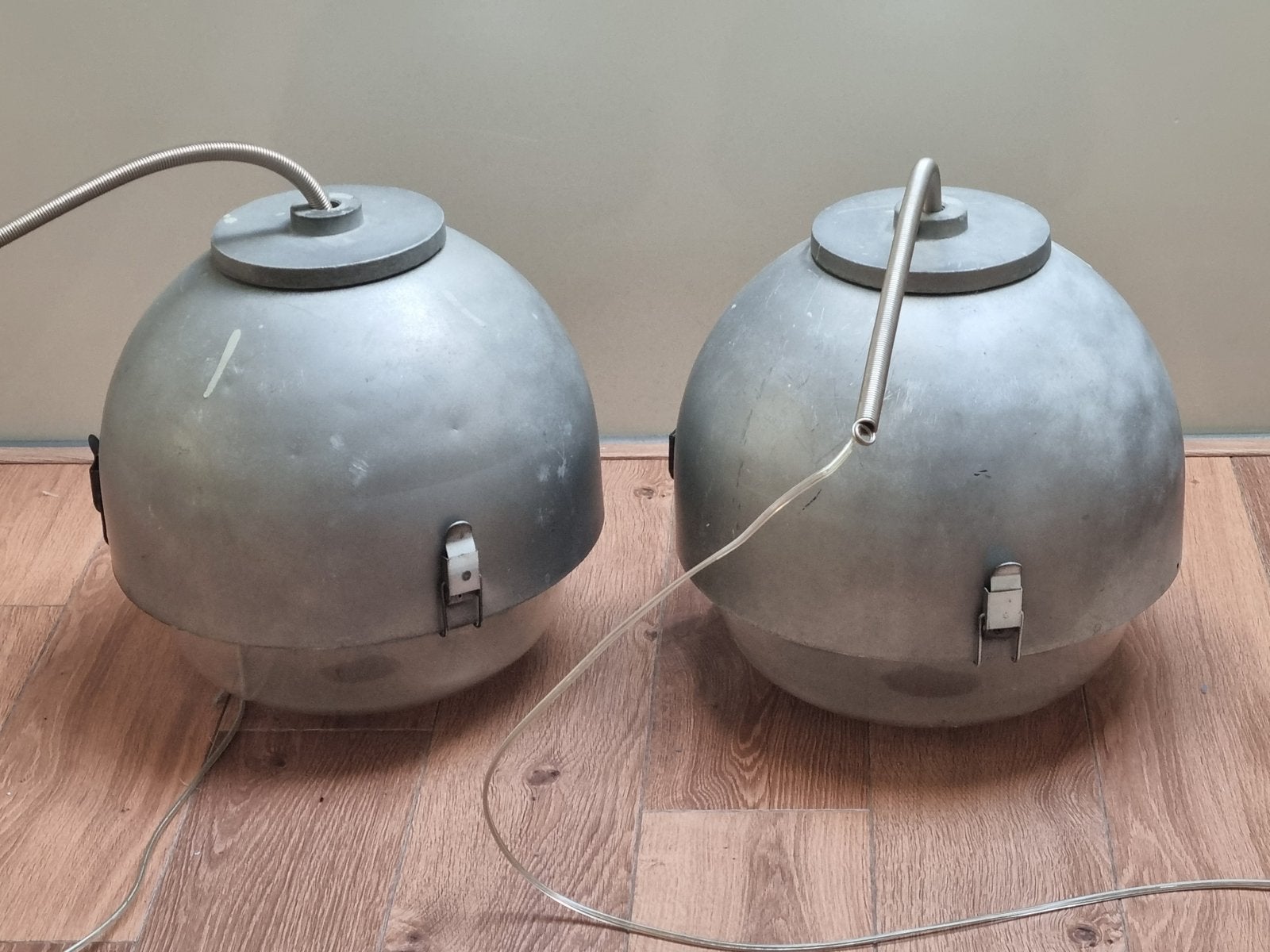 Bijzonder vintage hanglampen 2 stuks, Ophalen, Gebruikt, E27 (groot), Metaal