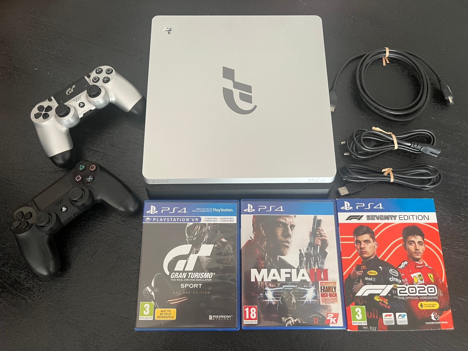 PS4 Slim 1TB Gran Turismo Edition + 2 controllers & 3 games, Met 2 controllers, Ophalen of Verzenden, Zo goed als nieuw, Met harde schijf