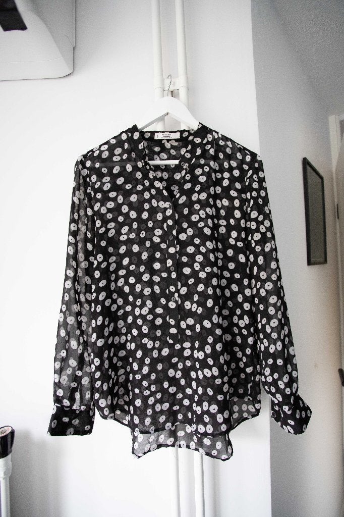 Zwarte blouse met bollenpatroon Mango maat M, Maat 38/40 (M), Mango, Zwart, Ophalen of Verzenden