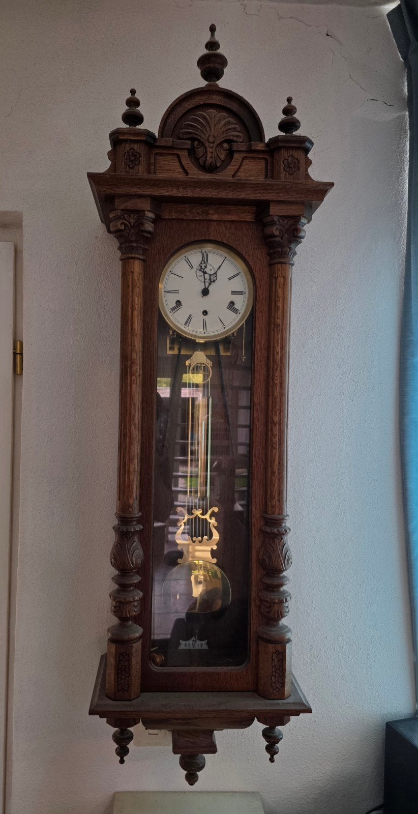 Wandklok met slinger en houtsnijwerk, Antiek en Kunst, Ophalen