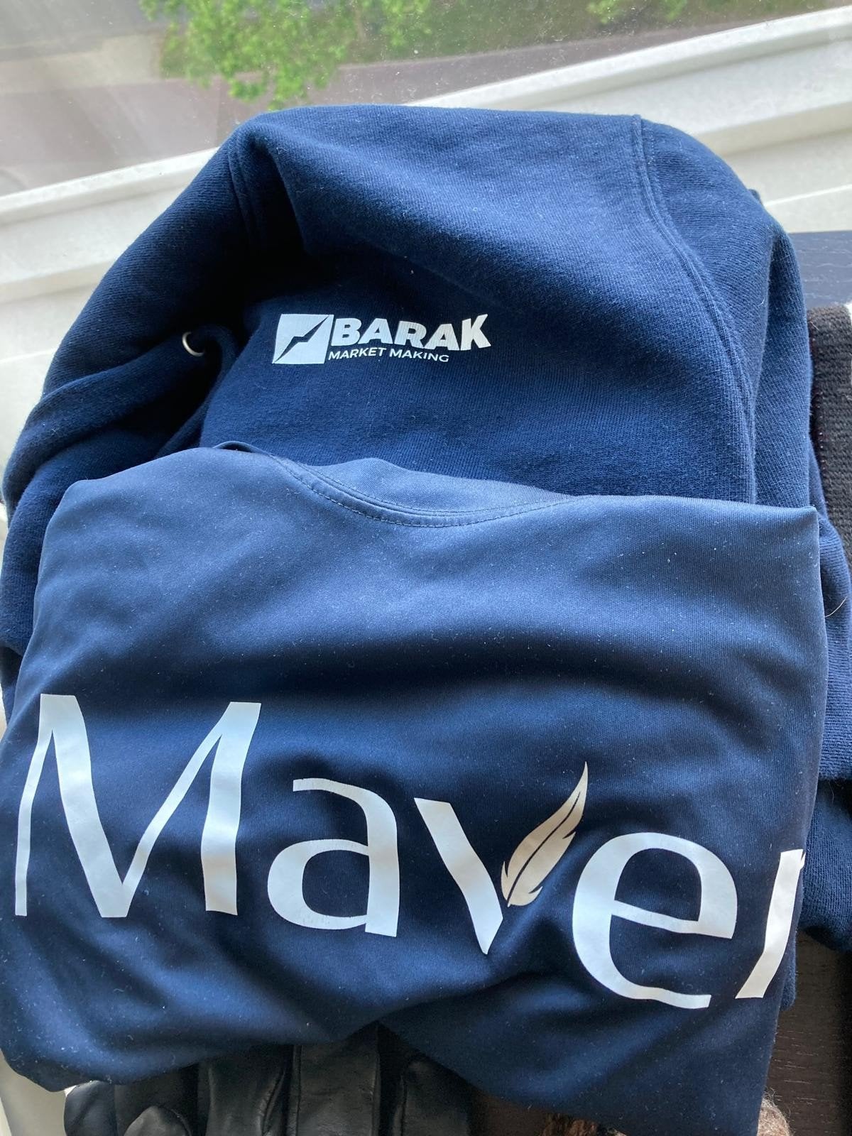 Maven Securities XL t-shirt and Barak Capital XL hoodie, Ophalen