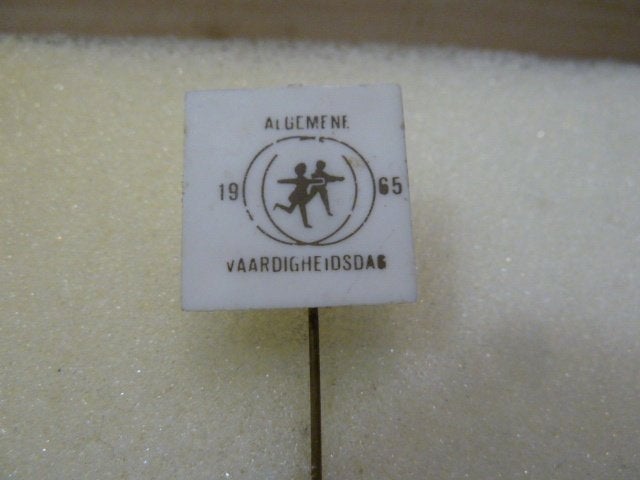 Speldje Algemene vaardigheidsdag 1965, Verzamelen, Speldjes, Pins en Buttons, Verzenden, Zo goed als nieuw, Overige onderwerpen
