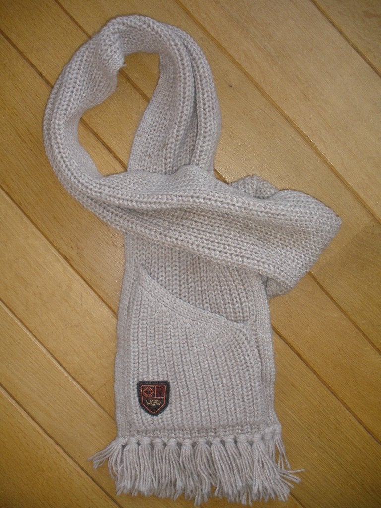 UGG sjaal beige zand wol - zgan -, Kleding | Dames, Mutsen, Sjaals en Handschoenen, UGG, Maat 46/48 (XL) of groter, Ophalen of Verzenden