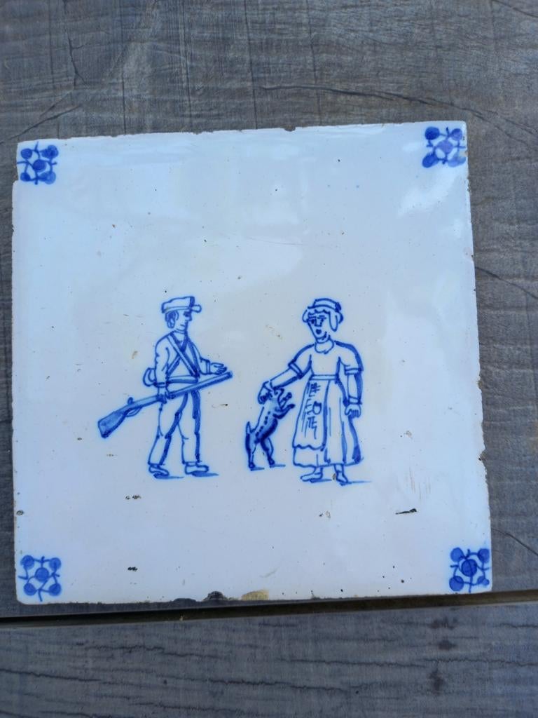 Antieke Delfts Blauwe Tegel: Jager, Vrouw en Hond, Antiek en Kunst, Antiek | Wandborden en Tegels, Ophalen of Verzenden